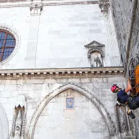 Obiskovalca na zvoniku ob&scaron;la slabost, nekateri ostali ujeti (foto)