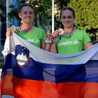 Hana Avdič in Sara Podnar