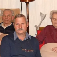  Miroslav, Žarko in Vidojka Vuga (z leve) na  srečanju v 
družinski hiši. 