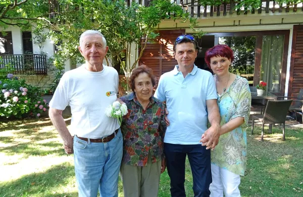 Sinoči je prstan, ki je spet našel lastnika, razveselil dva para: Jožeta in Vido Čeligoj, ki sta 
poročena že 44 let, ter Sama in Tadejo Rodman, ki sta se poročila pred 25 leti.