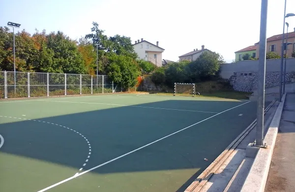 Tako rokometno kot odbojkarsko in košarkarsko igrišče v 
Divači so potrebna temeljite obnove. Občina išče primernega 
gradbenika.   