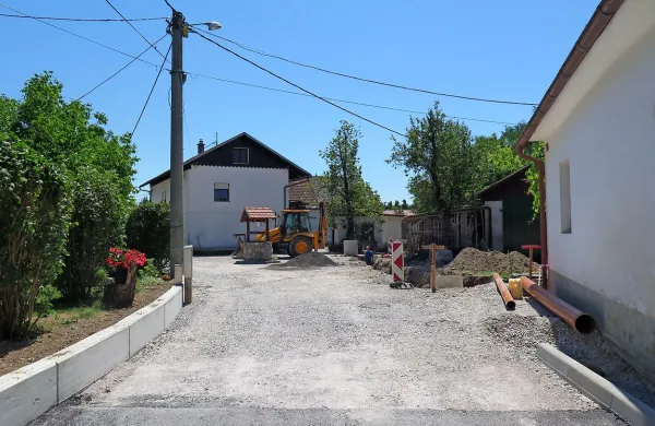 Del vasi bo asfalt dobil do konca avgusta, obljubljajo na 
občini.