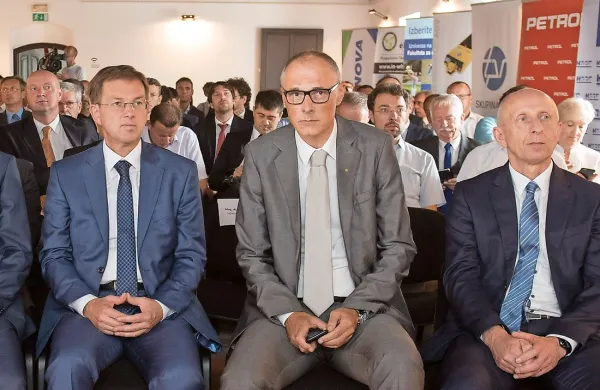 Premier Miro Cerar, ki je projektu Edison zelo naklonjen, v 
družbi z Iztokom Seljakom iz Hidrie in Radovanom Bolkom iz 
Kolektorja.