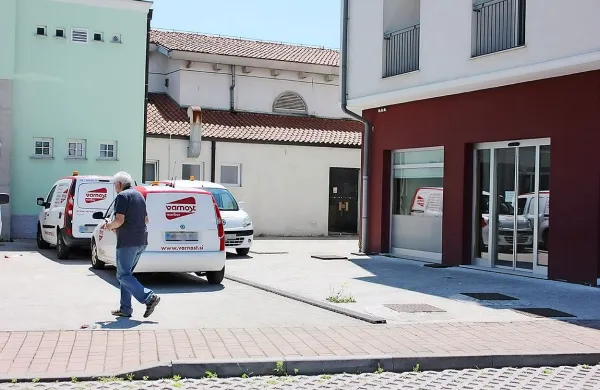 Med dva objekta stisnjeno dvorano nameravajo  prenoviti, uredili pa naj bi tudi manjši plato pred njo. 