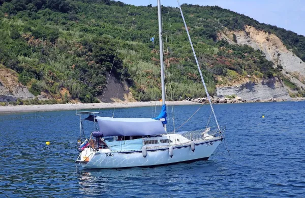 Zaradi varnosti plovbe in varstva kopalcev so z rumenimi 
bojami označili območja, kjer sta prepovedana plovba in 
sidranje.