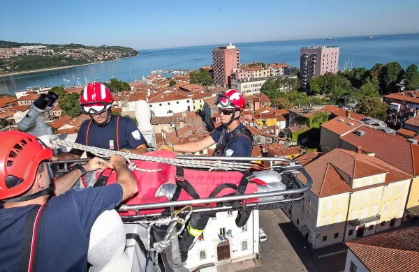 Reševalna vaja z razgledom na Koper - koprski zvonik je 
visok 54 metrov, razgledna točka je na 43 metrih, 