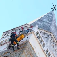 Pod vrhom  zvonika so morali gasilci najprej postaviti varna 
sidrišča,  nato pa se je začelo reševanje z vrvmi.