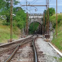 Kamniti most čez železnico je prenizek, zato naj bi  zgradili novega, višjega in širšega.