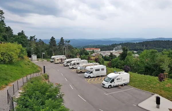 Parkirišče za avtodome pri Parku vojaške zgodovine v Pivki je 
te dni polno. 