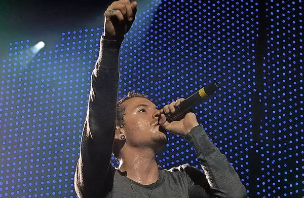 Umrl je pevec ameriške skupine Linkin Park Chester Bennington, ki je glede na navedbe pristojnih služb najverjetneje 
storil samomor.