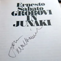 Igralec  je na srečanju z novinarji dal le en avtogram: predstavnik Primorskih novic ga je pritegnil s slovensko izdajo 
knjige, ki jo je Malkovich prišel interpretirat v Ljubljano. 