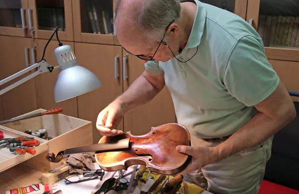 Bruce Carlson je tako restavriral Tartinijevo violino. 