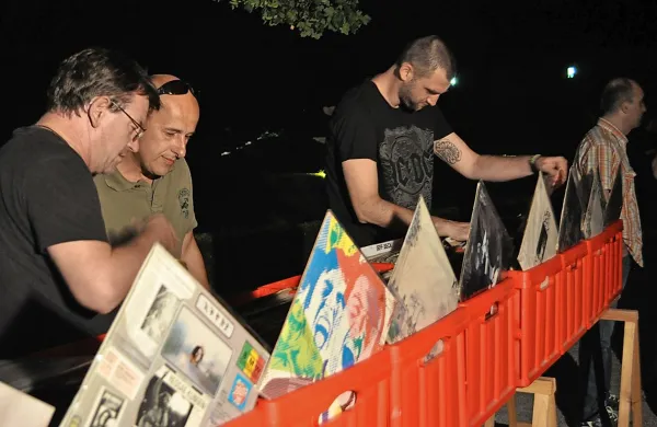 Ljubitelji vinilnih plošč z velikim zanimanjem pregledujejo bogastvo zbirateljev.  