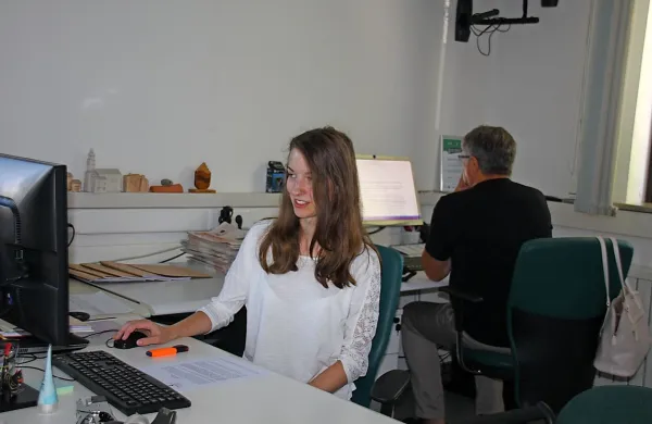 Letošnja zlata maturantka Tjaša Valič počitniško delo opravlja v občinski upravi. 