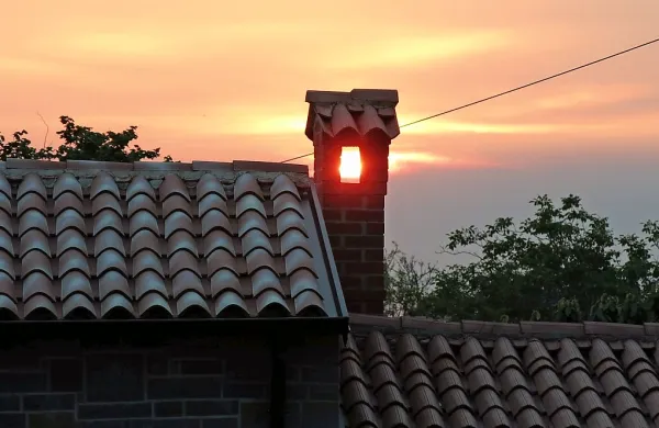 Najvišja dovoljena cena izvajanja dimnikarskih storitev znaša 
33 evrov na uro izvajanja pri uporabniku, je danes sklenila 
vlada.