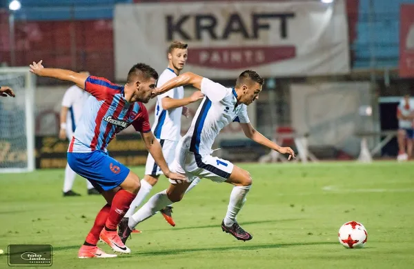 Andrija Filipović (v ospredju v belem dresu) bo tudi na 
povratni tekmi s Panioniosom eden glavnih napadalnih 
adutov Gorice. 