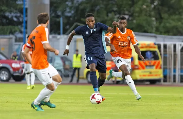 Osuji Amarachi (z žogo) je zabil gol Širaku na povratni tekmi, 
ga bo tudi drevi Panioniosu?