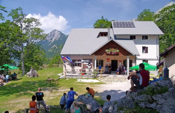 Koča na Planini razor je obdana s 300-letnimi bukvami.