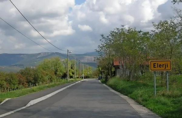  Na krajevni tabli piše Elerji, medtem ko so tamkajšnji prebivalci uradno “prisiljeni” živeti v Jelarjih.