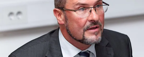 Rado Pišot: “Na nas je padla teža velikih 
pričakovanj. Ko je ZRS stopil na samostojno pot, si 
je marsikdo obetal, da bo od jutri vse drugače. Ta 
jutri pa ne pride tako hitro. Treba je razumeti, da 
smo šli čez zelo težko obdobje in moramo biti 
potrpežljivi. A že v tem letu bomo dokazali in 
potrdili, da smo na pravi poti.”