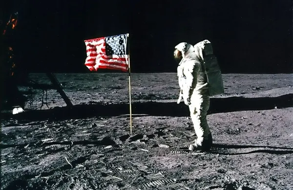  Torbo, v kateri je ameriški astronavt Neil Armstrong zbral prve 
vzorce prahu z Lune, so v četrtek na dražbi v New Yorku 
prodali za 1,8 milijona dolarjev (1,55 milijona evrov).