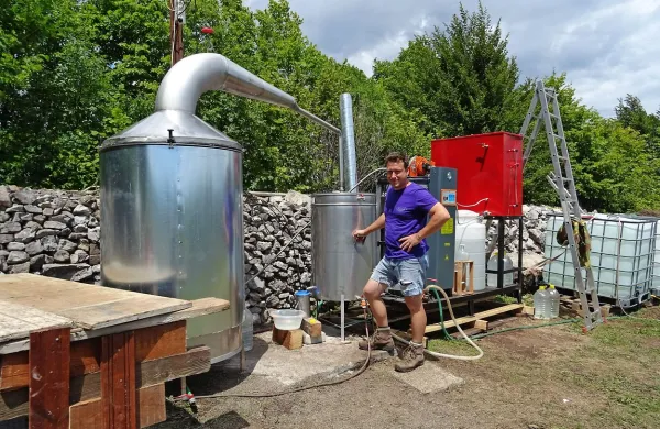 Nov  destilator je Gregor Renčelj letos postavil kar ob zidu 
nedaleč od polja sivke.
