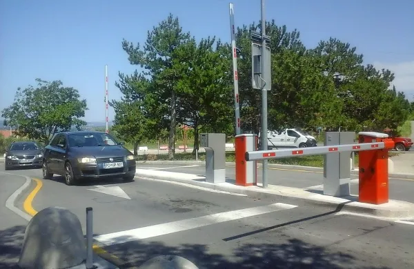 Zakaj so zamenjali avtomat ob bolni&scaron;nični zapornici?