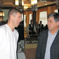  Pavel Pinni (desno)  z aktualnim selektorjem slovenske 
reprezentance Srečkom Katancem. 