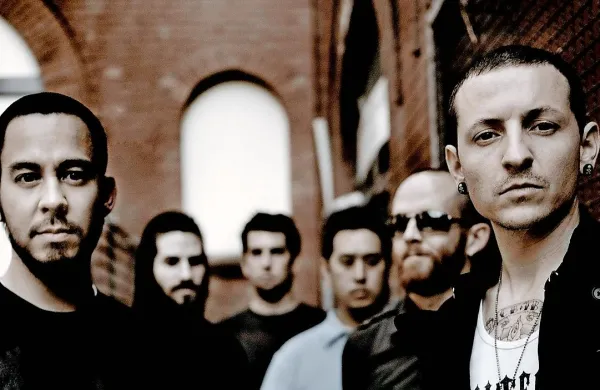 Chester Bennington (desno)  iz ameriškega benda Linkin Park je za Rihanno eden najbolj 
nadarjenih pevcev, ki jih je slišala v živo. 