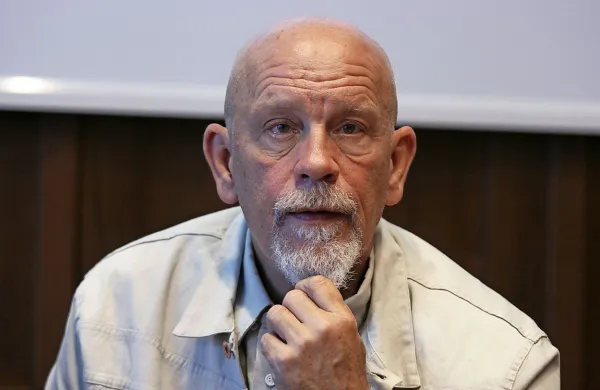Iz oči v oči: John Malkovich med srečanjem z novinarji v  Ljubljani