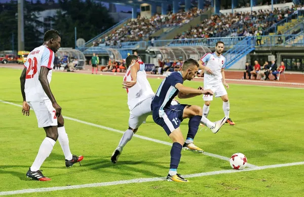 Andrija Filipović (v modrem dresu Gorice) je pred vodilnim 
golom Grkov poskrbel za nekaj nemira v kazenskem prostoru 
tekmecev.