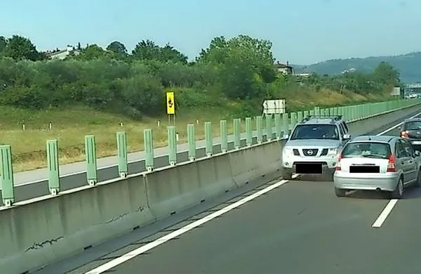 Po prehitevalnem pasu ob betonski ograji proti cilju ...