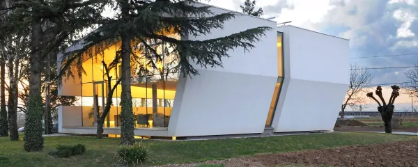 Odprtost bivanja - južna stran hiše je v celoti steklena in 
povezuje notranjost z zeleno okolico.