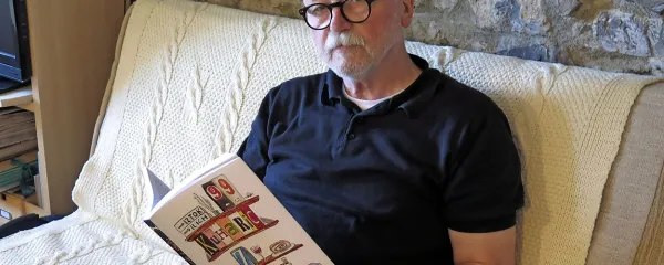 Iztok Ilich s svojo knjigo,  s katero dokazuje, da so kuharske knjige pomemben del slovenskega izročila in kulture.
