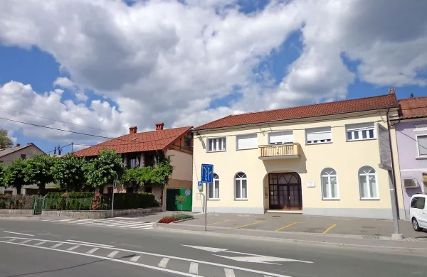 Stavba Komunale stoji v središču Ilirske Bistrice na Prešernovi ulici, kjer se soočajo s prostorsko stisko.

