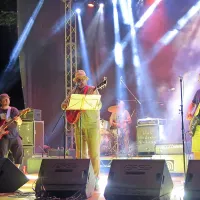Prvi glas Pupedancev je bil tokrat kantavtor Jani Kovačič (v 
sredini). 