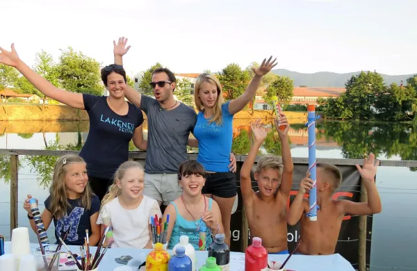  Rudi z udeleženci in mentoricama otroških delavnic. 