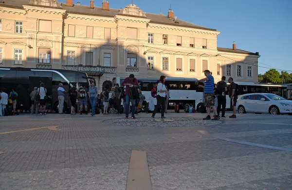 Čezmejni trg med Goricama je skoraj  že obvezen postanek za 
številne, ki prvič obiščejo mesti. Nova Gorica z okolico se iz 
prehodne vse bolj spreminja v ciljno destinacijo, zatrjujejo 
turistični delavci.  