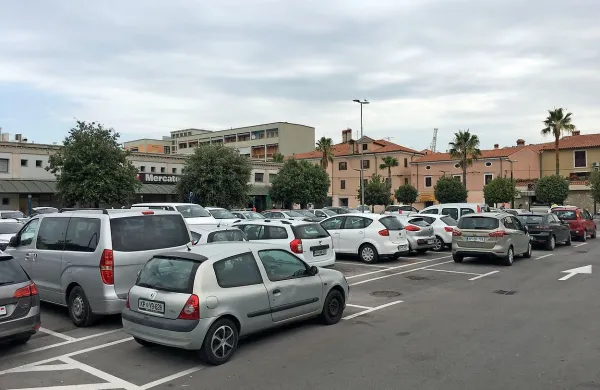 Zapora prometa bo veljala na celotnem delu parkirišča za 
avtobusno postajo, ob postajališču za taksi vozila.