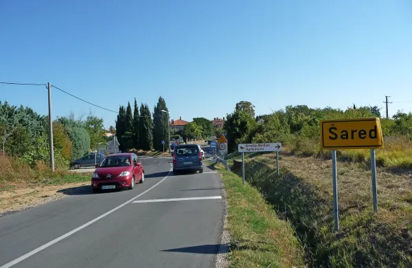 Na Šaredu so prostorski načrt dobili po več kot 20 letih 
obljub, zadnja tri leta pa   čakajo na začetek gradnje novih cest 
in kanalizacije. 