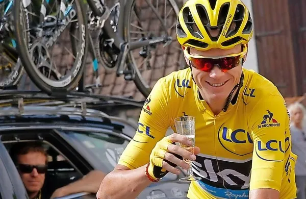 Chris Froome je nazdravil svoji četrti zmagi na dirki po 
Franciji.