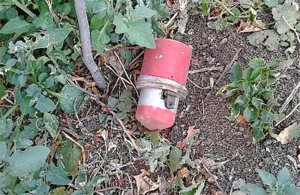 Dve bombi sta se skotalili iz kamnitega zidu, ena je eksplodirala, druga pa  ostala cela.