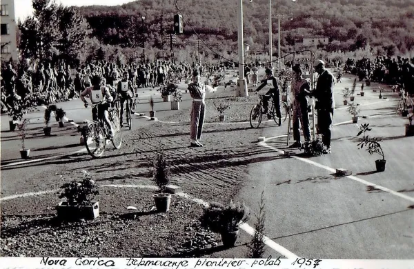 Kot danes, so se otroci v Novi Gorici že  pred 60 leti s 
prometnimi predpisi prvič srečali med šolanjem. 
