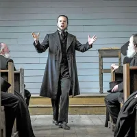 V tekmovalnem programu je tudi epski vestern Brimstone, v 
katerem igra  Guy Pearce,  znan po vlogah v filmih  Priscilla, 
kraljica puščave, L.A. zaupno in Memento.