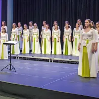  Dekliški zbor Sv. Stanislava Škofijske klasične gimnazije iz Ljubljane, ki je v Kopru nastopil v nedeljo,  bo med  24 zbori z vsega 
sveta, ki se bodo predstavili na Svetovnem simpoziju zborovske glasbe v Barceloni. 