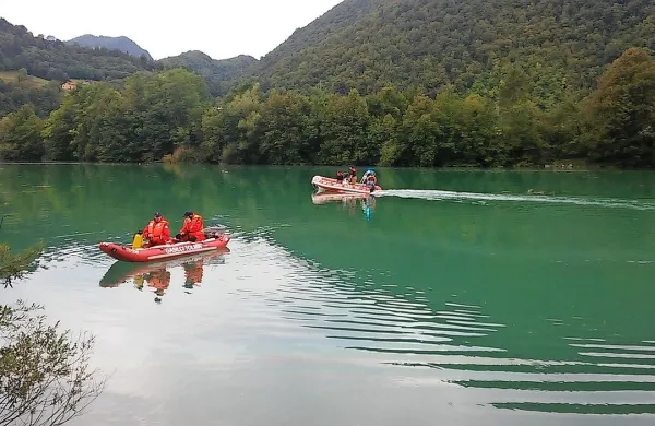 Na akumulacijskem jezeru se je pojavil velik oljni madež