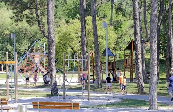 Je igri&scaron;če že premajhno?