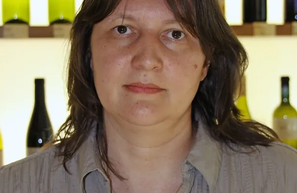 Iris Skočaj: “Vipava je 
gostom zelo všeč, ker si 
v nekaj korakih v 
naravi pri izvirih 
Vipave, okoliške vasi 
so obdane z vinogradi 
in primerne za 
kolesarske izlete. Tu 
imamo obnovljeni 
Lanthierijev dvorec in 
nov vinarski muzej, ki 
predstavlja bogato 
tradicijo 
vinogradništva v 
Vipavski dolini.”  