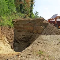 Bombo naj bi uničili za zaščitnim nasipom.