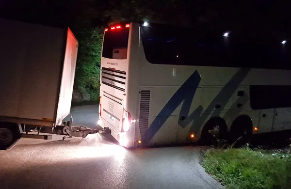 Avtobus metalcev je nasedel v ovinku